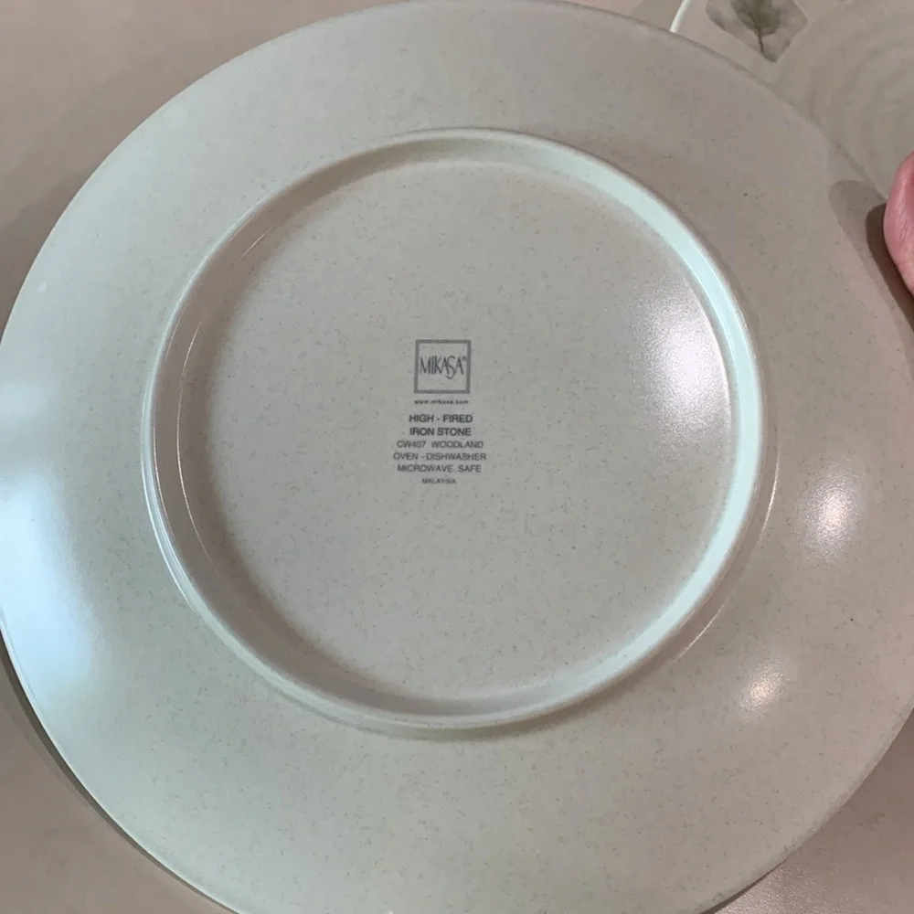 Mikasa Woodland High Fired Leaf Pattern Dinner Plates. Set of 2.